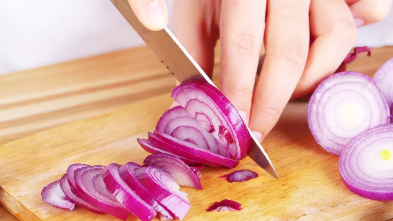 Cara Cepat Memotong Bawang Tanpa Menangis: Trik yang Terbukti Ampuh! | Tips & Trik