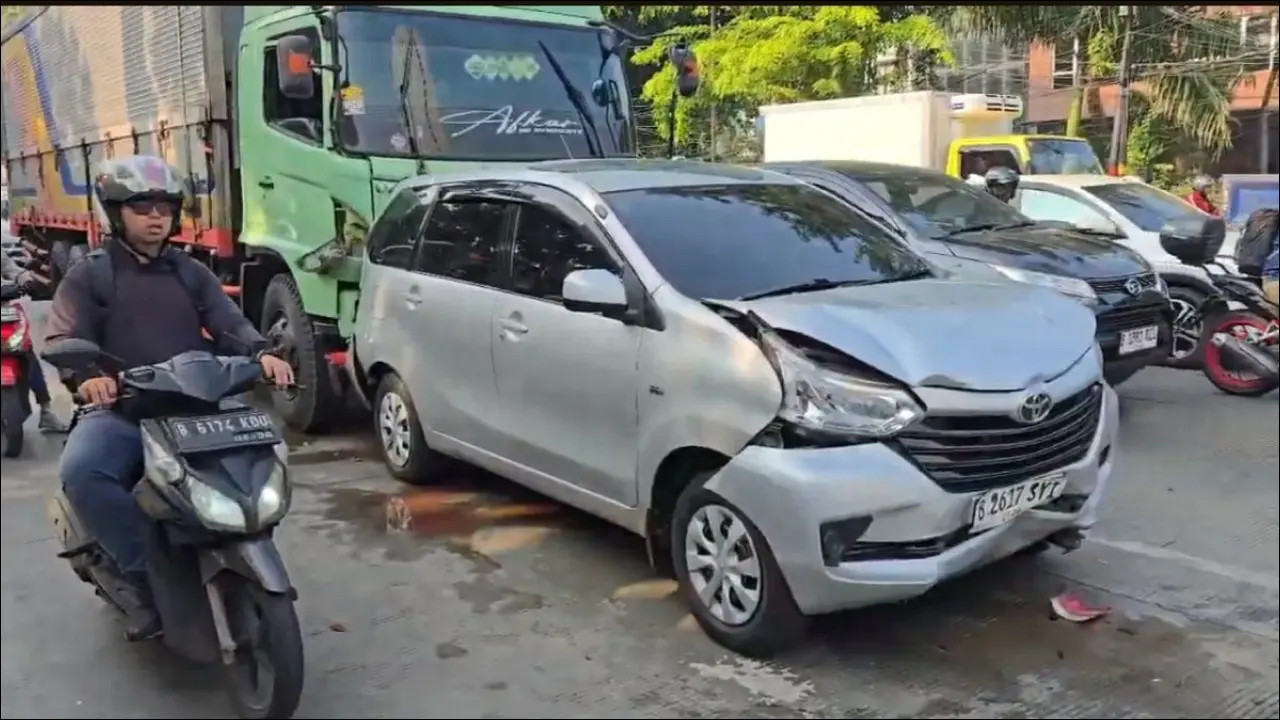 Kecelakaan Beruntun di Pulomas Jaktim 13 Kendaraan Terlibat