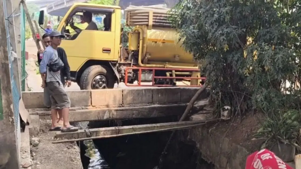 Duh! Tiga Truk Limbah Tertangkap Buang Tinja Sembarangan | Nasional