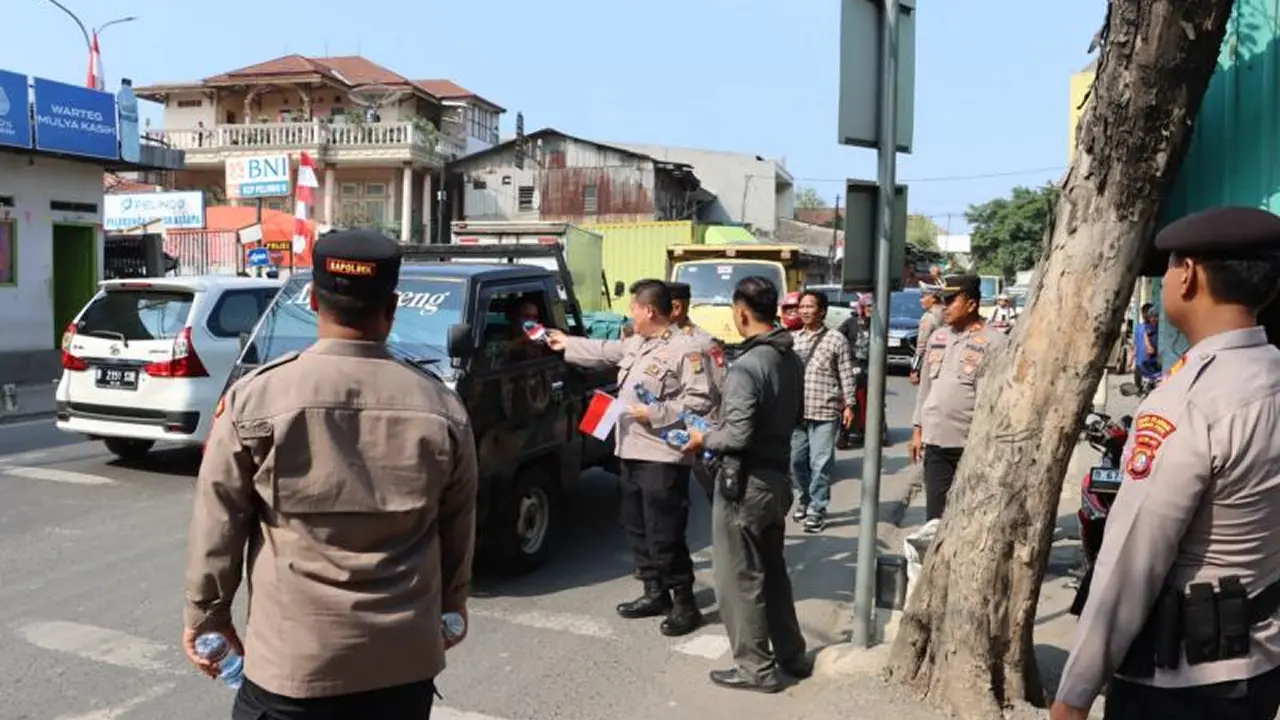 Kapolres Priok Bagikan Bendera Merah Putih untuk Kobarkan Nasionalisme | Nasional