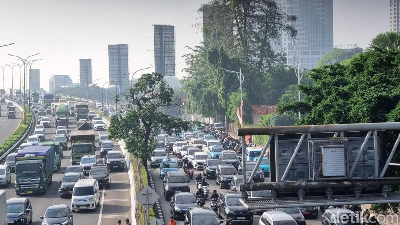 Jalan TB Simatupang Tersendat Parah Pagi Ini karena Galian | Nasional