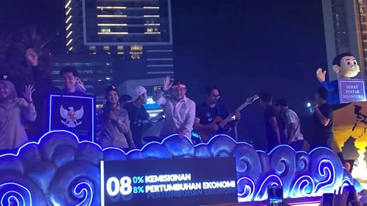 Teddy Seskab Naik Mobil Karnaval Bertuliskan Angka 08, Tersenyum | Nasional