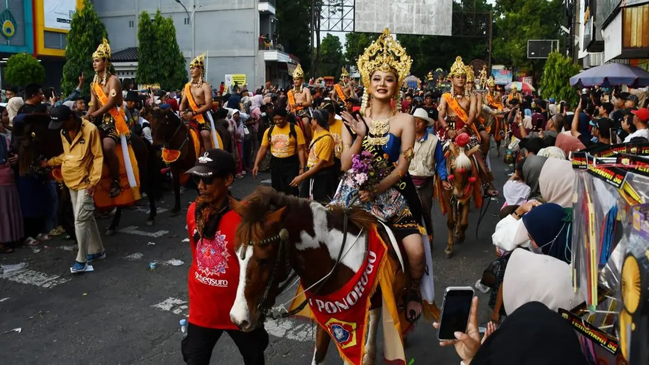 Bupati Sudewo Disoraki Warga di Kirab HUT Pati, Simak Reaksinya | Nasional