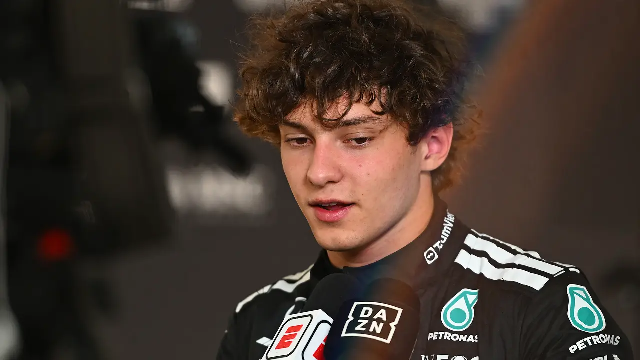 Kimi Antonelli Disorot Usai Insiden dengan Hadjar di China | Olahraga